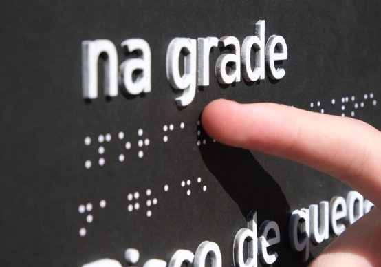Braille sendo lido com o dedo