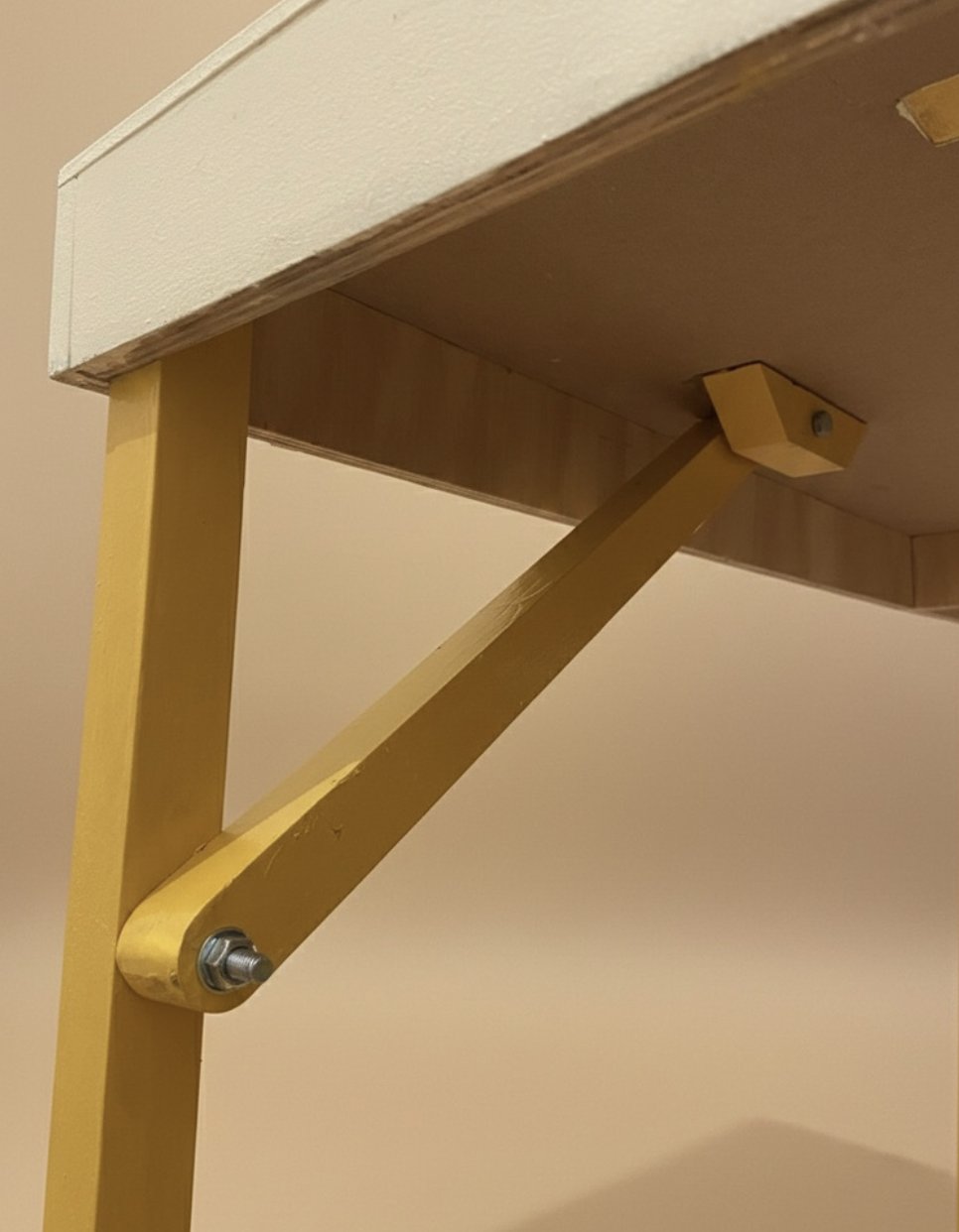 Detalhe da dobradiça e da perna