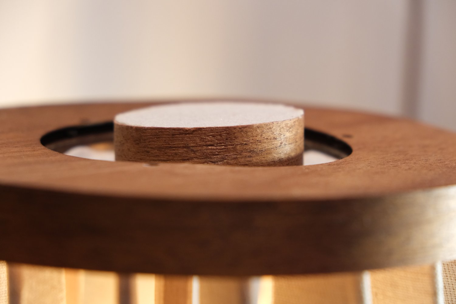 Detalhe do topo com a luz entre as lâminas